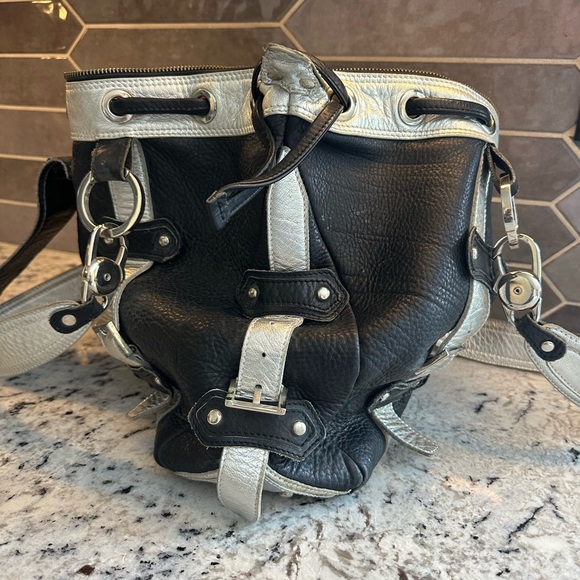 Vintage GUSTTO Black and Silver Shoulder Bag with Metallic Accents - Picture 4 of 8